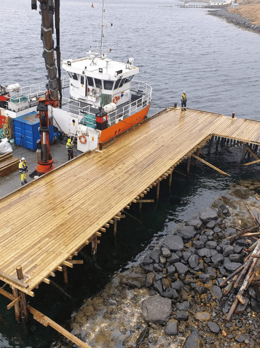 Bilde av en opsatt trekai utenfor stort bygg