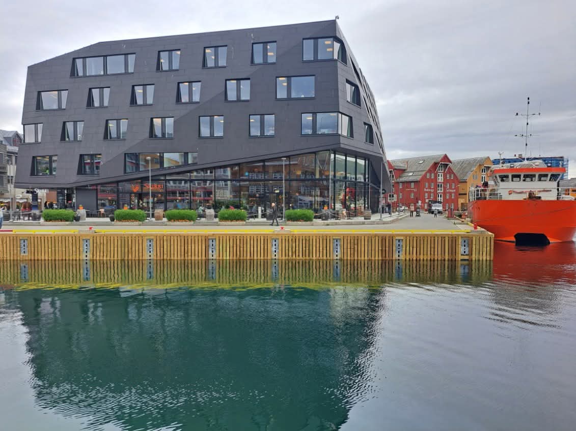 Bilde av en opsatt trekai utenfor stort bygg