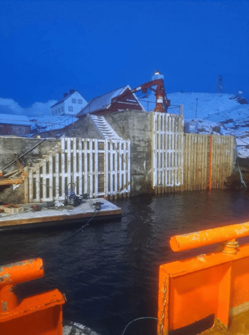 Bilde av en opsatt trekai utenfor stort bygg